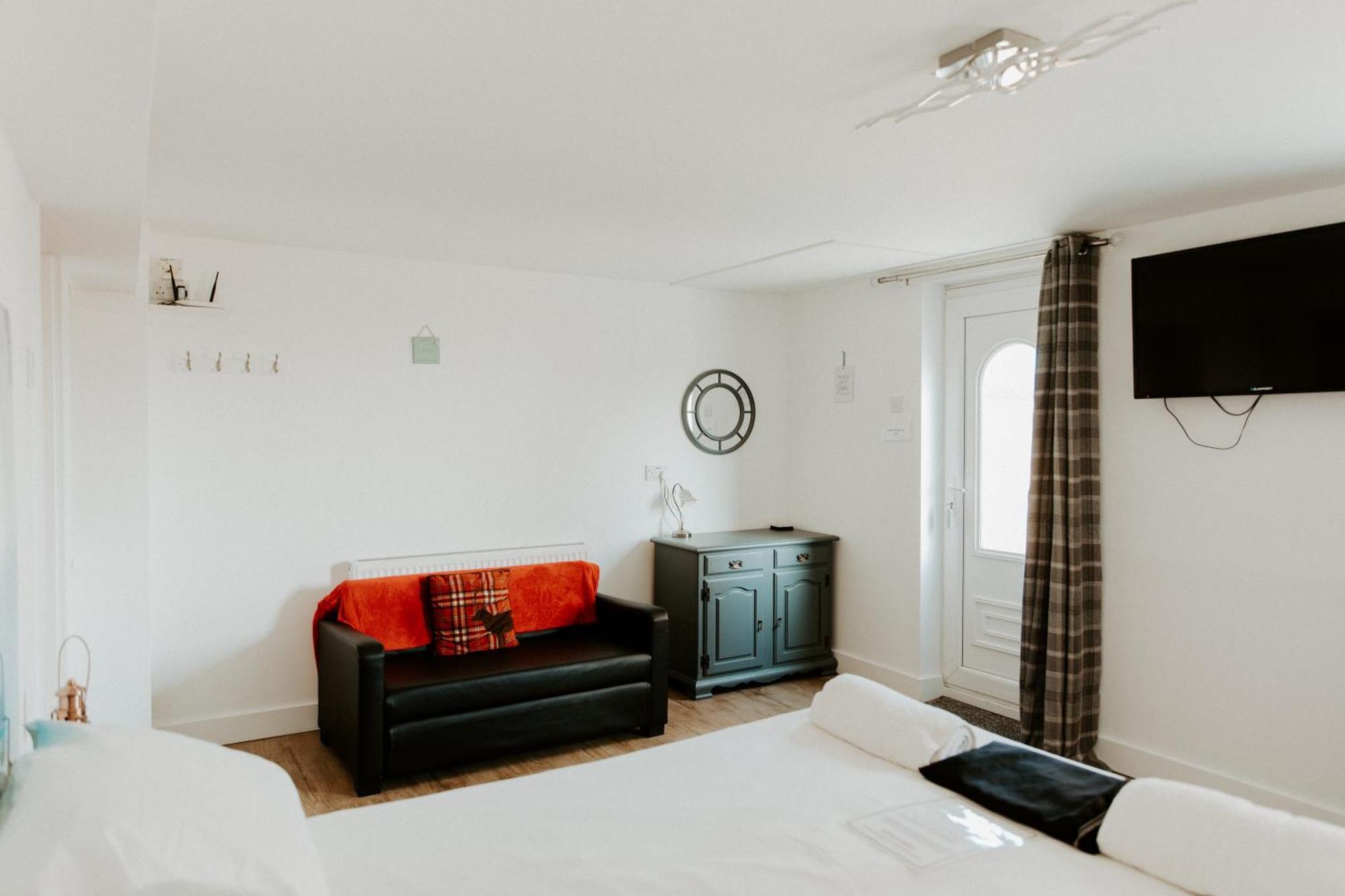 Upside Down House - Sleeps Up To 6 Guests - Great For Family And Friends Gatherings,Corporate Events ,Near Sherwood Forest At Fairview Farm In Nottingham Set In 88 Acres Extérieur photo