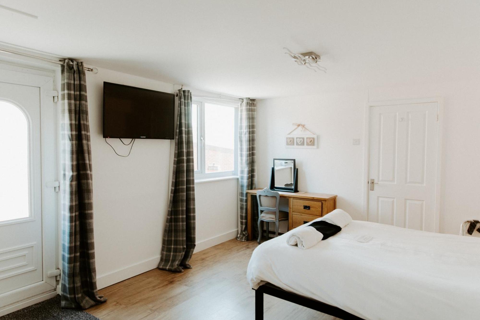 Upside Down House - Sleeps Up To 6 Guests - Great For Family And Friends Gatherings,Corporate Events ,Near Sherwood Forest At Fairview Farm In Nottingham Set In 88 Acres Extérieur photo