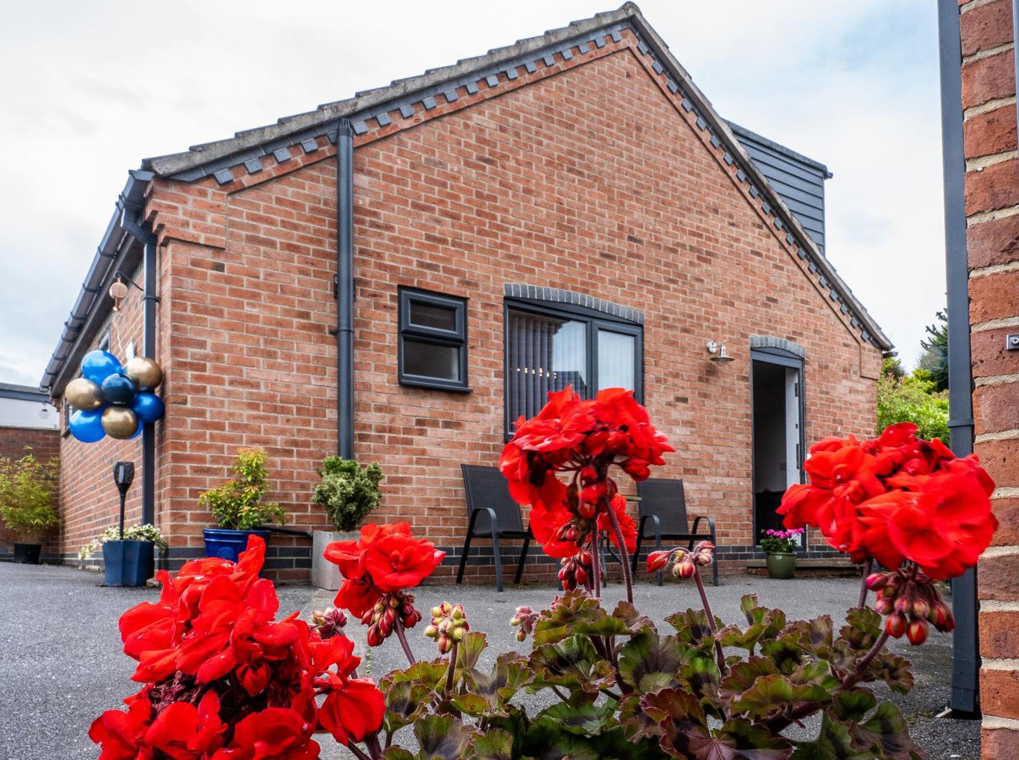 Upside Down House - Sleeps Up To 6 Guests - Great For Family And Friends Gatherings,Corporate Events ,Near Sherwood Forest At Fairview Farm In Nottingham Set In 88 Acres Extérieur photo
