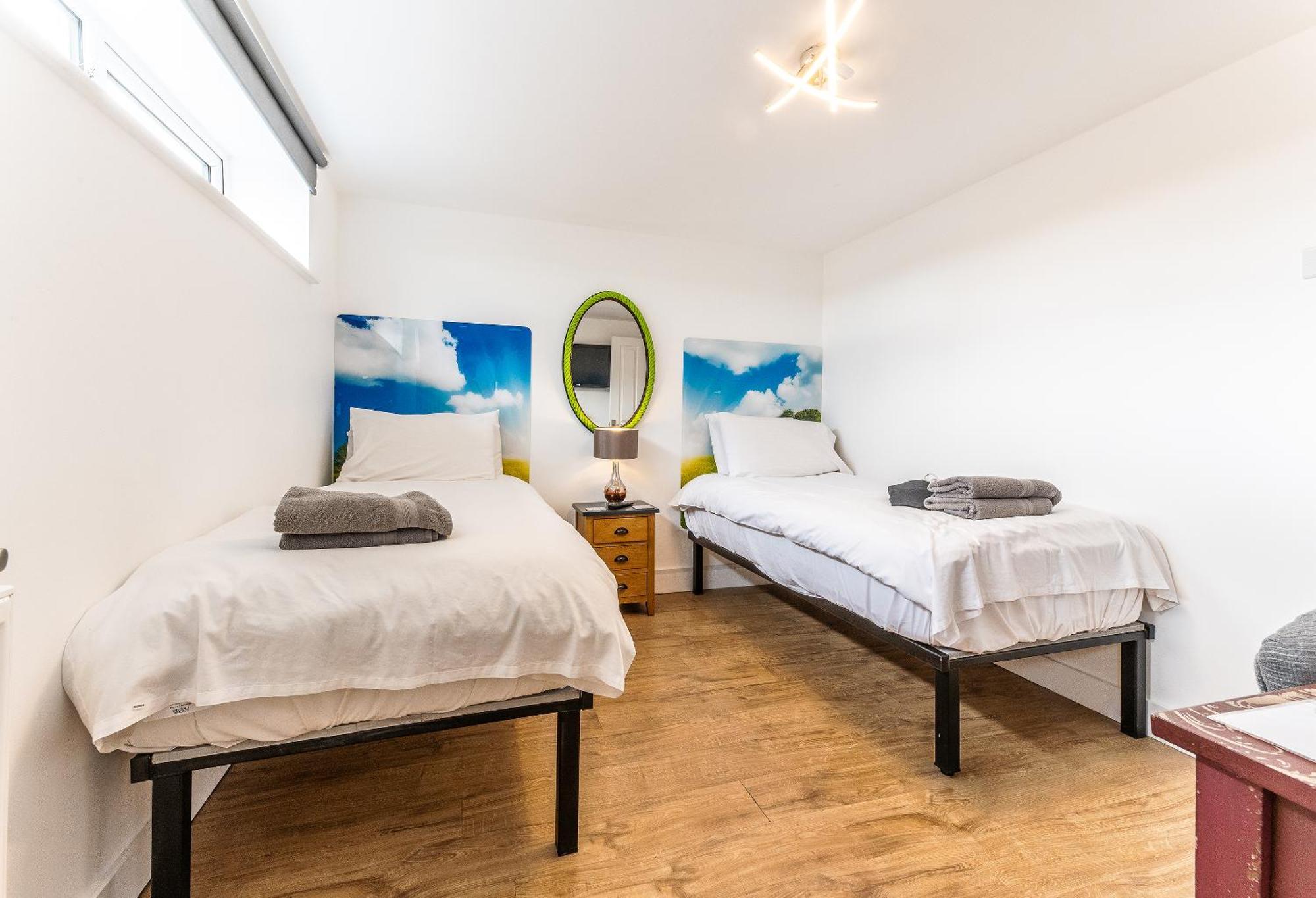 Upside Down House - Sleeps Up To 6 Guests - Great For Family And Friends Gatherings,Corporate Events ,Near Sherwood Forest At Fairview Farm In Nottingham Set In 88 Acres Extérieur photo