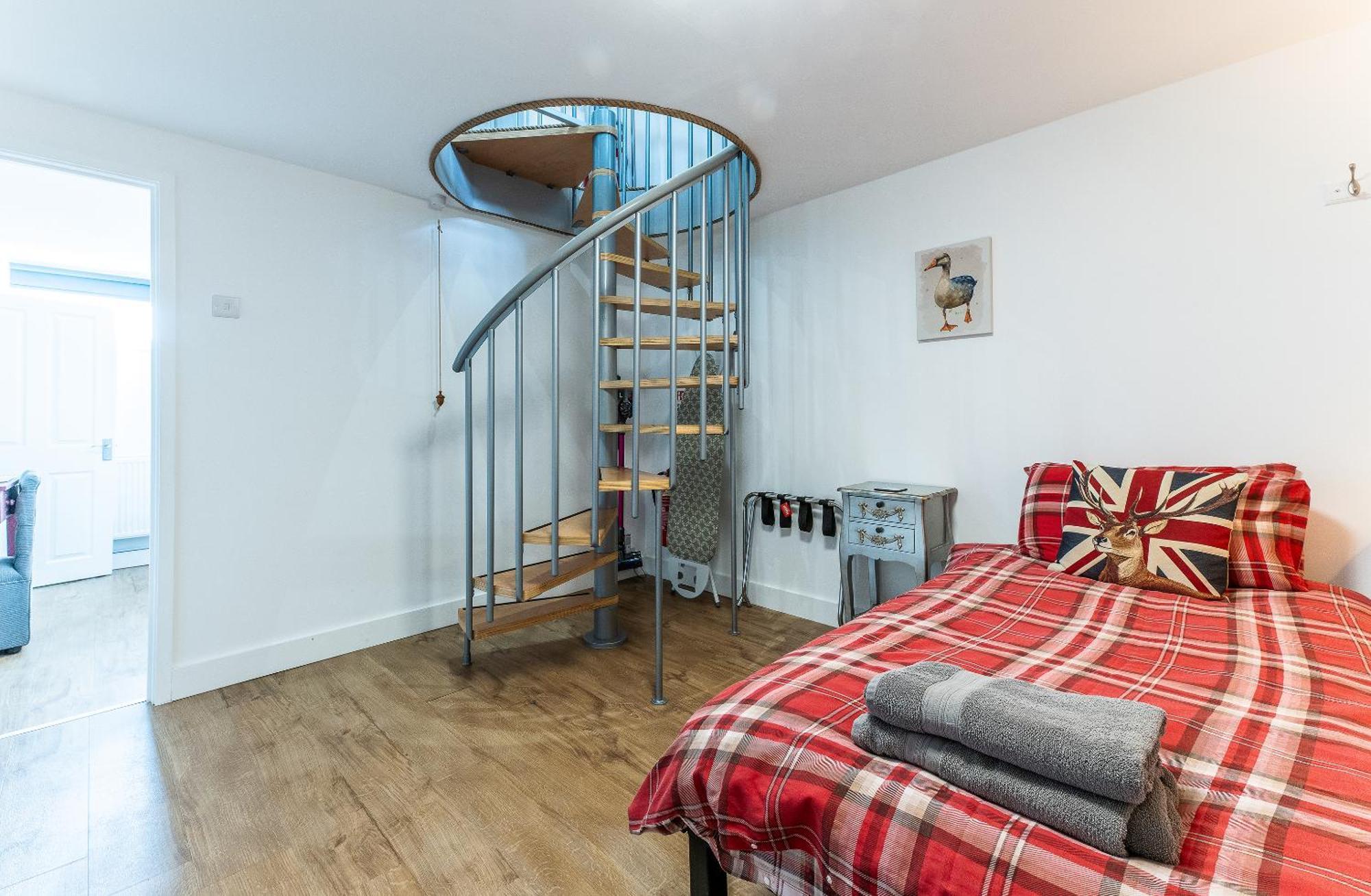 Upside Down House - Sleeps Up To 6 Guests - Great For Family And Friends Gatherings,Corporate Events ,Near Sherwood Forest At Fairview Farm In Nottingham Set In 88 Acres Extérieur photo