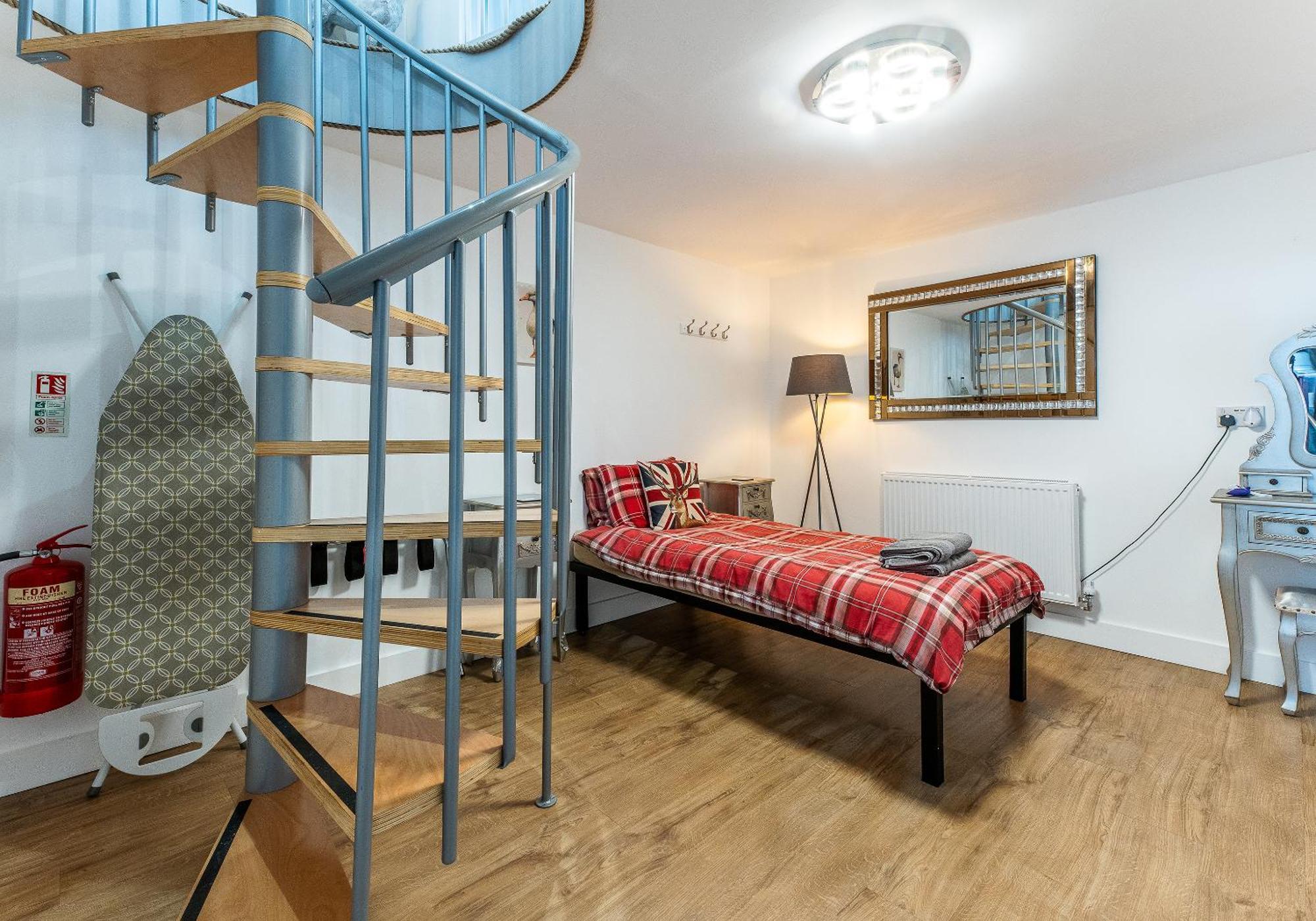 Upside Down House - Sleeps Up To 6 Guests - Great For Family And Friends Gatherings,Corporate Events ,Near Sherwood Forest At Fairview Farm In Nottingham Set In 88 Acres Extérieur photo