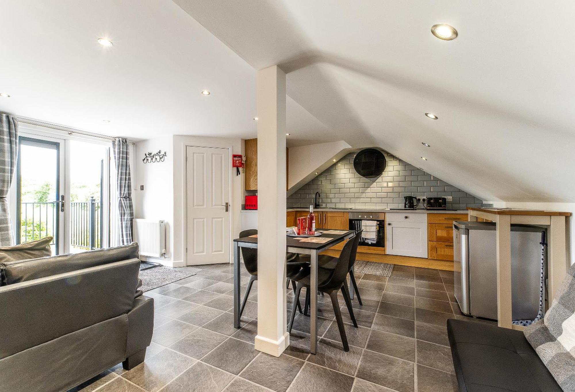 Upside Down House - Sleeps Up To 6 Guests - Great For Family And Friends Gatherings,Corporate Events ,Near Sherwood Forest At Fairview Farm In Nottingham Set In 88 Acres Extérieur photo