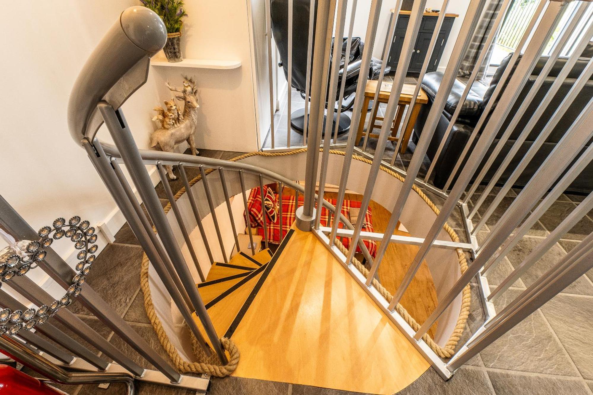 Upside Down House - Sleeps Up To 6 Guests - Great For Family And Friends Gatherings,Corporate Events ,Near Sherwood Forest At Fairview Farm In Nottingham Set In 88 Acres Extérieur photo