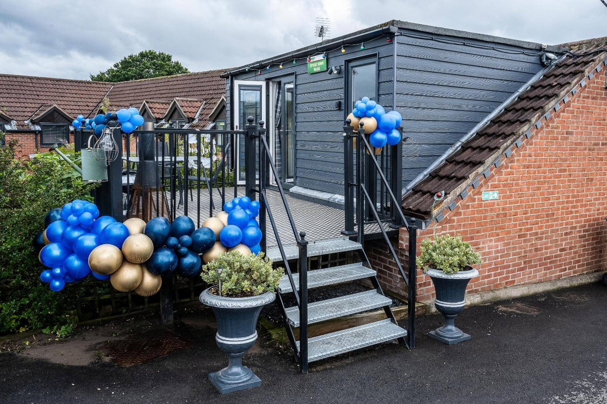 Upside Down House - Sleeps Up To 6 Guests - Great For Family And Friends Gatherings,Corporate Events ,Near Sherwood Forest At Fairview Farm In Nottingham Set In 88 Acres Extérieur photo