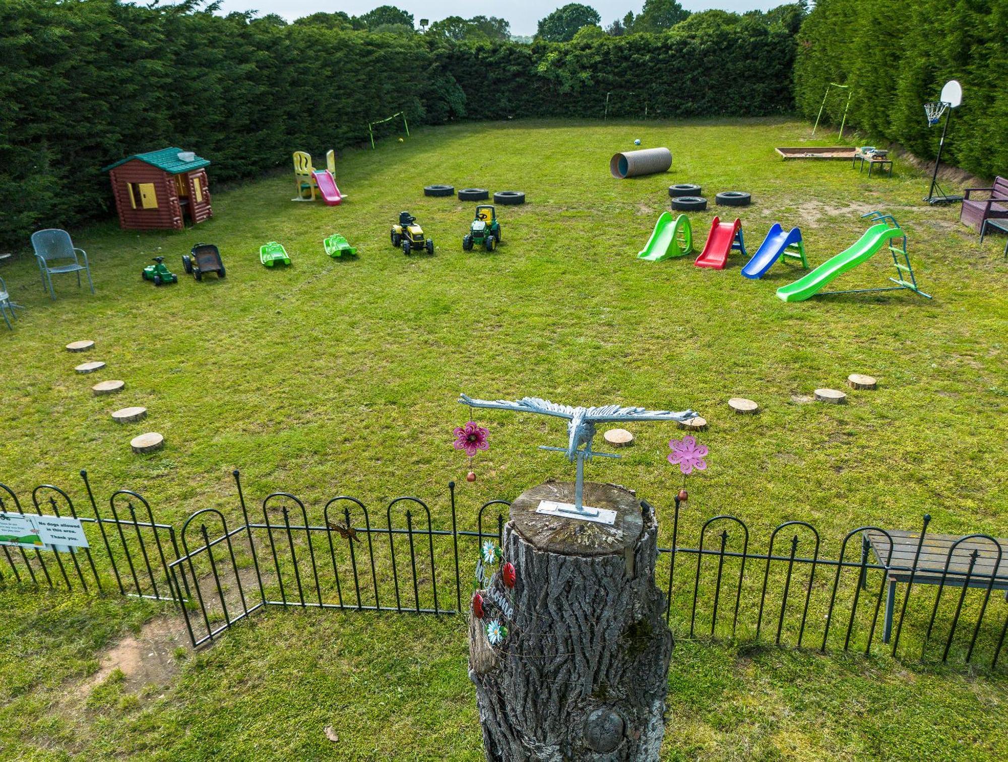 Upside Down House - Sleeps Up To 6 Guests - Great For Family And Friends Gatherings,Corporate Events ,Near Sherwood Forest At Fairview Farm In Nottingham Set In 88 Acres Extérieur photo