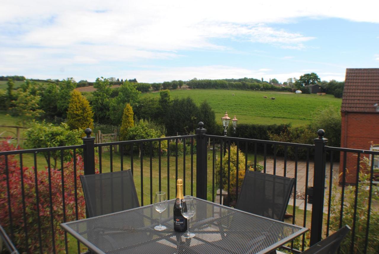 Upside Down House - Sleeps Up To 6 Guests - Great For Family And Friends Gatherings,Corporate Events ,Near Sherwood Forest At Fairview Farm In Nottingham Set In 88 Acres Extérieur photo